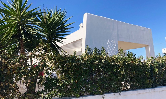 Ostuni Casa | Nueva y moderna casa de vacaciones mediterránea junto al mar con terraza en la azotea u. vistas al mar