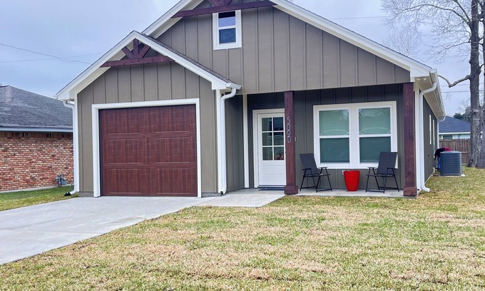 Beaumont Casa | Brand New Modern 3-bedroom house in Beaumont with WiFi and Netflix