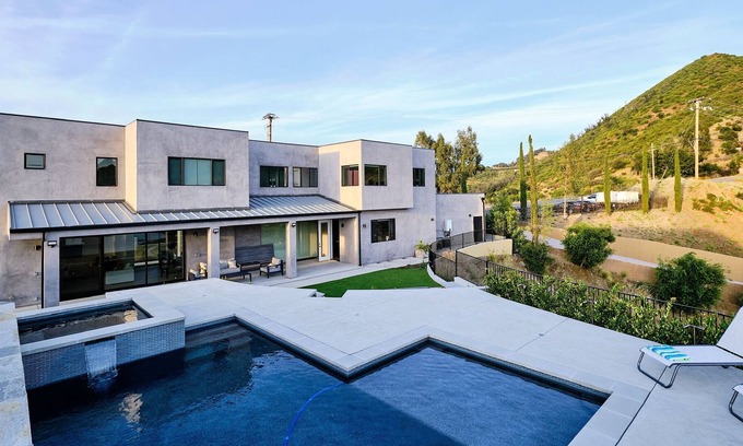 Malibu Casa | Brand New Modern Home 7 minutes from the beach!