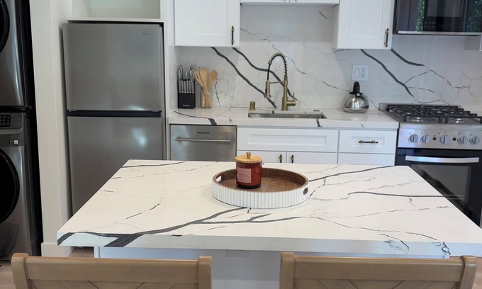 Malibu Canyon Apartamento | Brand new modern studio in pleasant and quiet Calabasas.