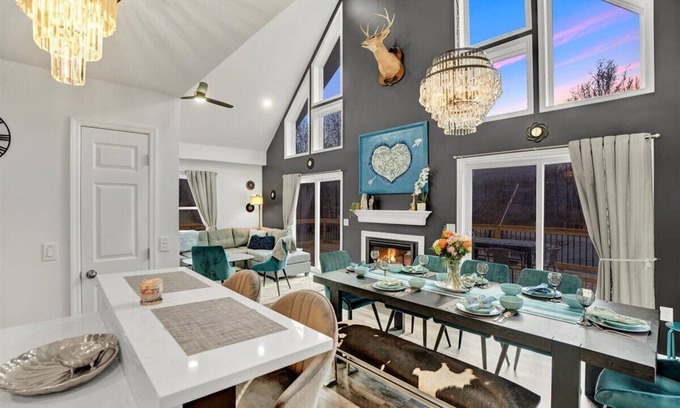 Gouldsboro Chalet De Esquí | Brand New Pocono Chalet w/ huge deck in Big Bass Lake Community.
