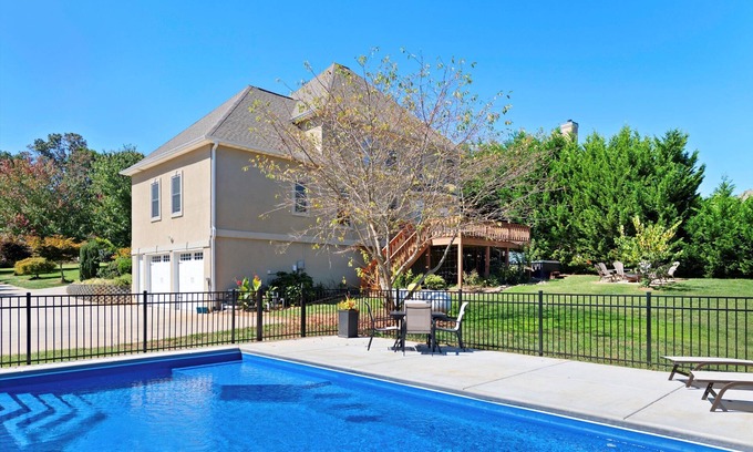 Asheville Casa | Brand New Pool and Hot Tub! Premium Wifi! Luxurious Home in Asheville. Bathrooms en-suite!