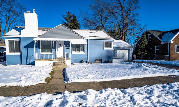 Center Line Casa | Brand New Renovation - 3BR/1BA in the heart of Metro Detroit