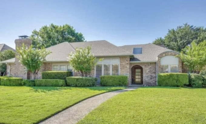 Southwest Carrollton Casa | Brand New Renovation - Sunny and Comfortable