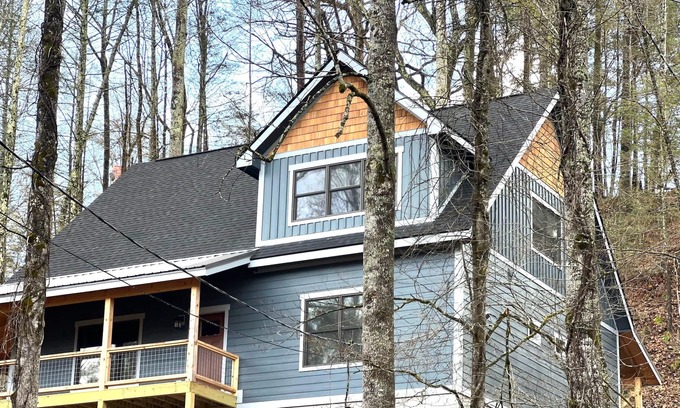 Gatlinburg - Pigeon Forge Chalet De Esquí | BRAND-NEW!! RUSTIC CHALET - GAME ROOM, HOT TUB, PRIVATE LOT - 8 MINS TO PARKWAY!