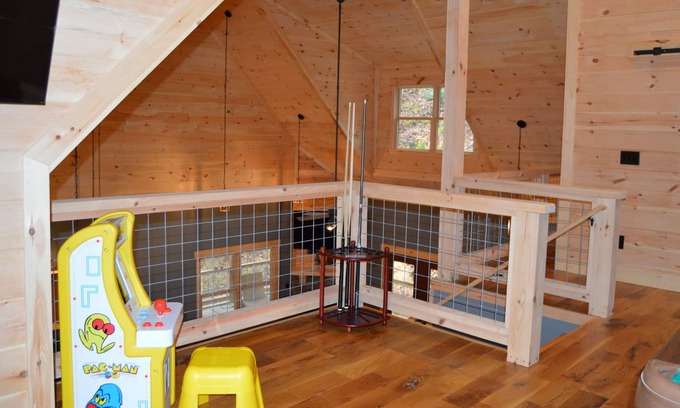 Gatlinburg - Pigeon Forge Chalet De Esquí | BRAND-NEW! SISTER CHALETS - GAME ROOM, HOT TUB, PRIVATE LOT - 8 MINS TO PARKWAY!