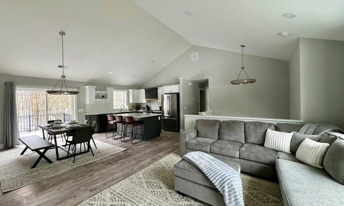 Wakefield-Peacedale Apartamento | Brand New Spacious Coastal Home
