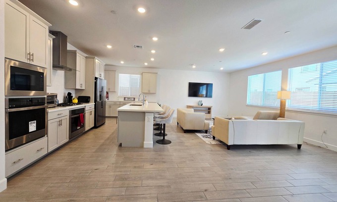 Roseville Casa | Brand New Spacious 4-BR house in lovely Roseville