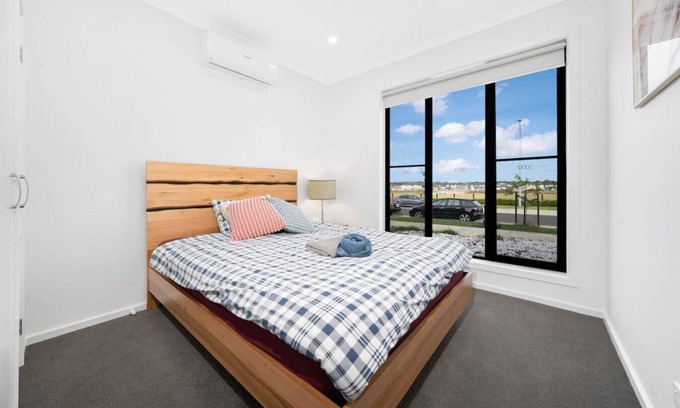Melbourne Casa | "Brand New", Spacious, Breezy Comfy, Luxury Home !