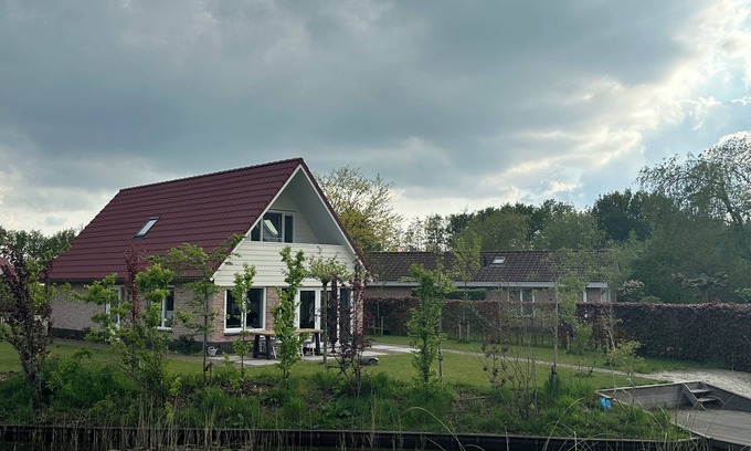 Havelte Casa | Brand new spacious home, with sunny garden flush with natural swimming water