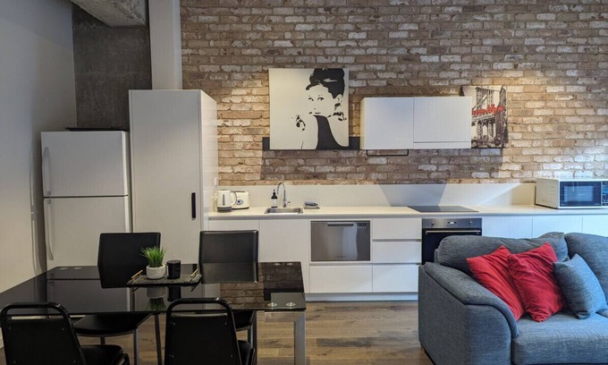 Phillip Apartamento | Brand New Spacious Woden Apartment - KingBed&WiFi