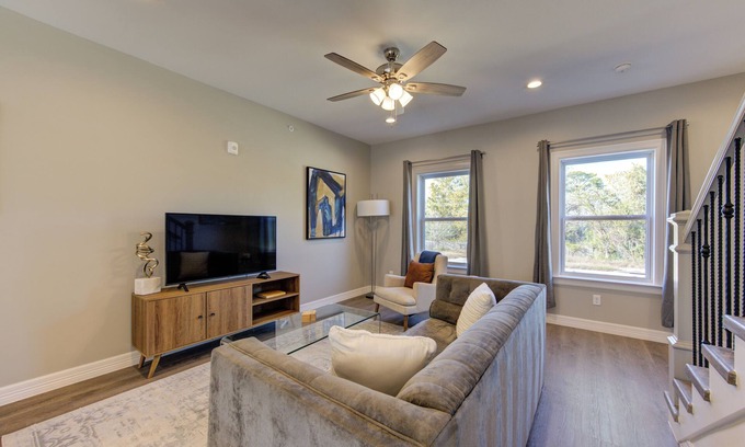 North Houston Casa | BRAND NEW Stylish 2BR Townhome, Fast WiFi & AC, Nestled in Downtown Houston