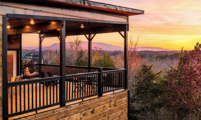 Sevierville Cabina | Brand New Sunset Luxury Cabin with Hot Tub! Amazing View!