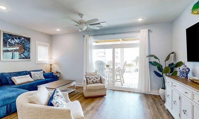 Morehead City Casa | Brand new townhouse w/ comforting style in quiet location w/ views