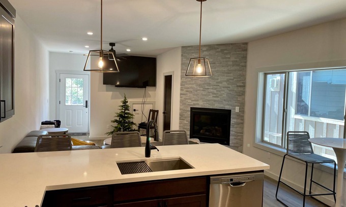 Truckee Casa | Brand New Truckee Townhome 5 Mins from Downtown
