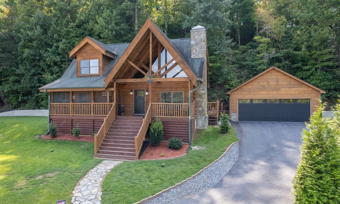 Lake Lure Cabina | Brand New Unique Cabin with a Modern feel.