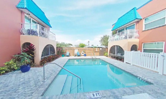 North Redington Beach Condominio | BRAND NEW-CONDO-POOL/GYM/ROOFTOP DECK-WALKING DISTANCE BEACH/PARK/SHOPS