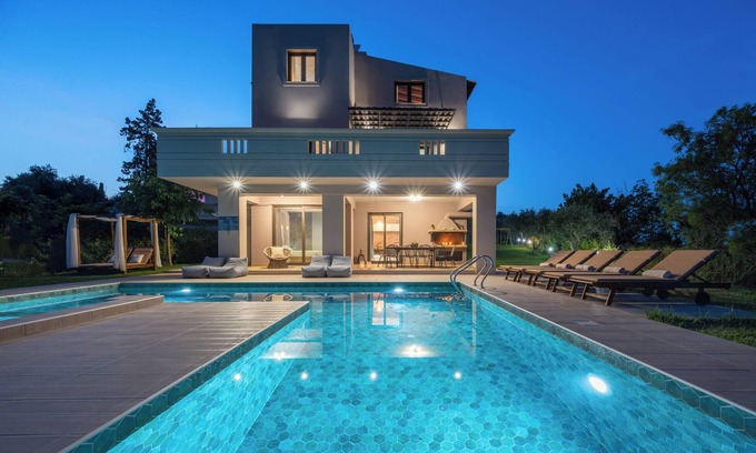 Agia Villa | Villa a estrenar en Olvini, piscina privada, ideal para familia, diseño moderno