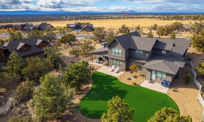 Powell Butte Casa | Brasada Quail Run - Sleeps 10, Bicycles, PingPong, Yard, Bonus room