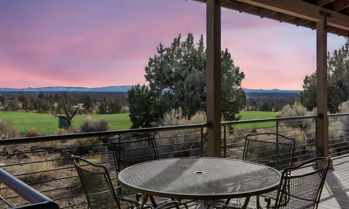 Powell Butte Cabina | Brasada Ranch | 2 Full Suites | On Golf Course