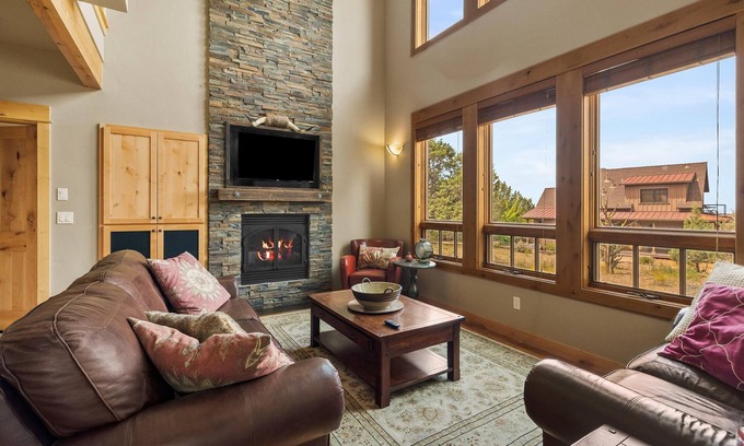 Powell Butte Cabina | Brasada Ranch Cabin, Queen Suite, Bunk Room, Private Decks, Patio, Resort Amenit