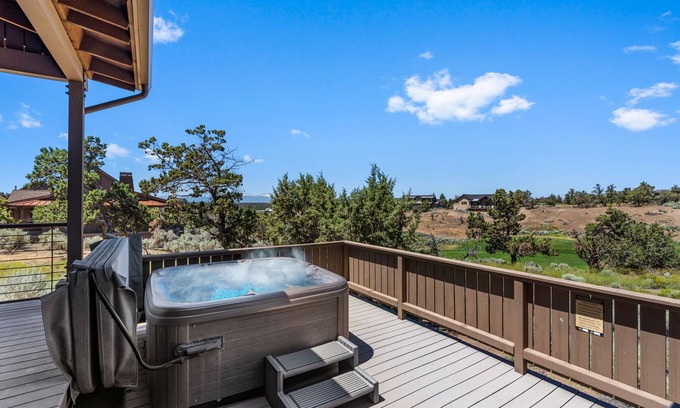 Powell Butte Cabina | Brasada Ranch Cabin 21| Mtn & Golf Views| Hot Tub