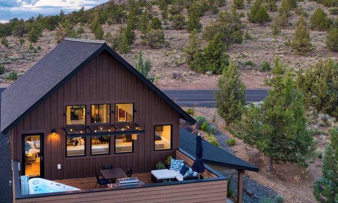 Powell Butte Casa | Brasada Ranch Retreat | Hot Tub + Views | Resort Access w/ Pools | Hat Rock Loop