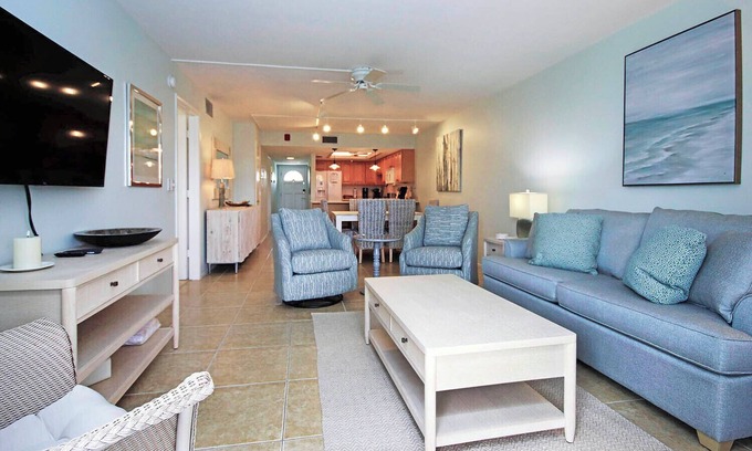 Sanibel Casa | Breakers West B5 Beach side condo with pool