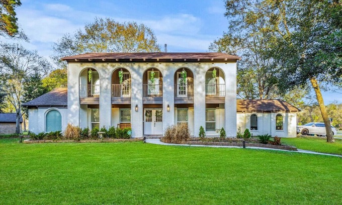 Conroe Casa | Breakfast with a View with BBQ Firepit Golf Course