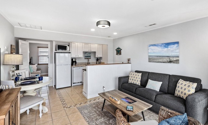 Isle of Palms Condominio | Bajo el mar 1Br / 1Ba @ Ocean Inn, 2 ° Fl con "Ojeada al océano", ¡Perro amigable!