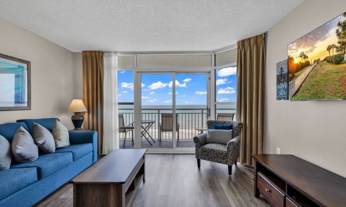 Myrtle Beach Condominio | Breathtaking 2BR Condo w Floor-to-Ceiling Windows Overlooking Ocean