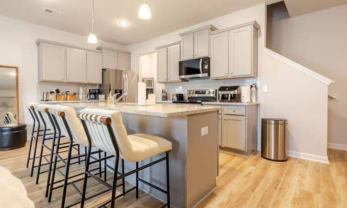 Union City Casa | Breathtaking, Brand New, 4 Bedroom, 2.5 Bath Townhome 13 Mins from ATL Airport!