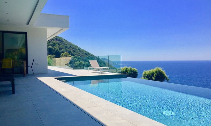 Calcatoggio Villa | Impresionante villa contemporánea con vistas al mar y acceso al mar a pie.