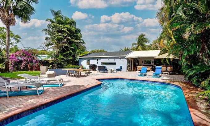 South Middle River Casa | Breathtaking House and Backyard Near Wilton Manors
