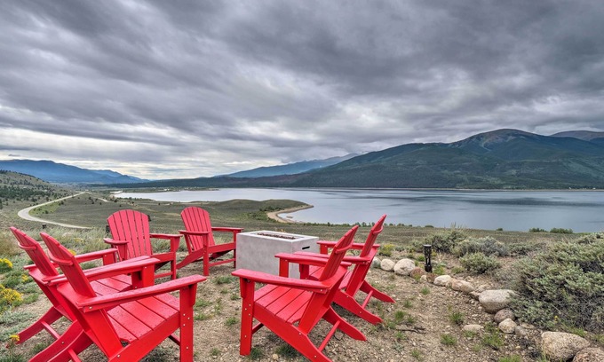 Twin Lakes Casa | Breathtaking Lake-View Retreat w/ On-Site Hiking!