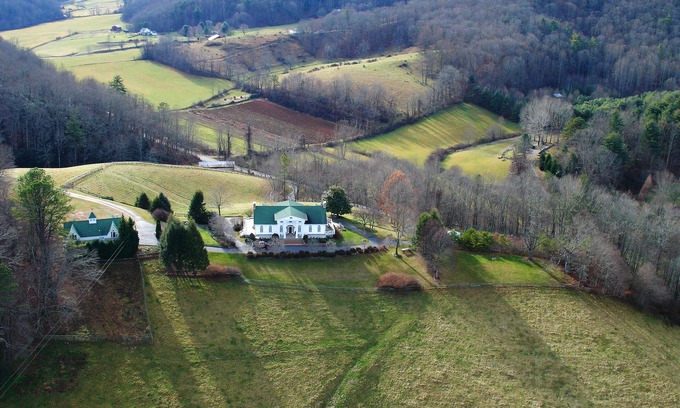 Leicester Casa | ¡Asheville Mountain View Estate de lujo con piscina infinita, cancha de tenis y sauna!