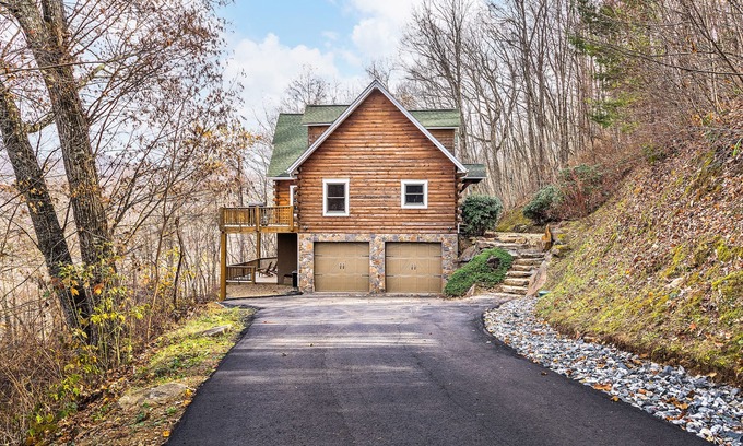 Weaverville Cabina | Breathtaking Mountain View Luxury AVL Cabin w/Hot Tub, Fireplaces, Hi-Speed Wifi