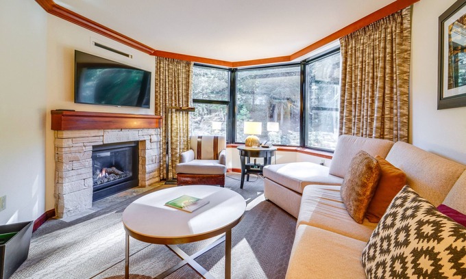 Olympic Valley Condominio | Breathtaking Olympic Valley Gem: Walk to Chairlift