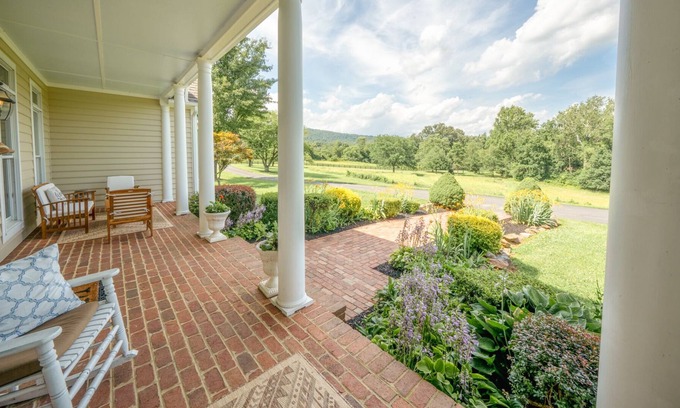 Round Hill Casa | Breathtaking private retreat near Est. Wineries & Breweries