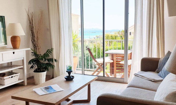 Le Lavandou Apartamento | Breathtaking sea view apartment on St Clair Beach.