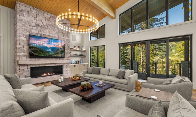 Whitefish Casa | Breathtaking ski residence - theater room , sauna , gym, heated driveway and hot tub deck