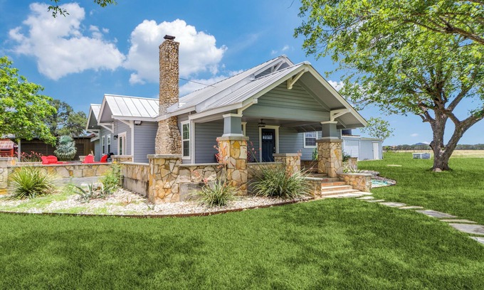 Comfort Casa | Breathtaking Texas Hill Country Getaway on 10 Acres for Everyone - Sleeps 16