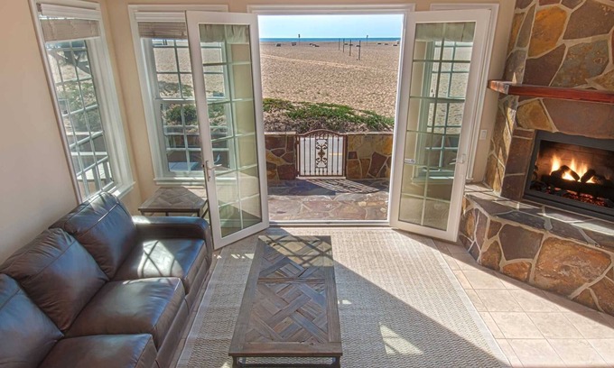 Newport Beach Condominio | Impresionante, unidad inferior única y altamente mejorada justo en el paseo marítimo de Balboa.