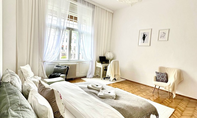 Old City Apartamento | Breathtaking Victory Sq Views/Bright &Spacious 2BR