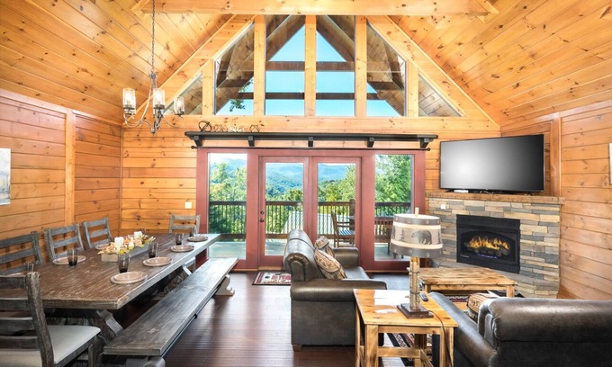 Black Bear Falls Cabina | Breathtaking views, 4 king suites, game room, hot tub.