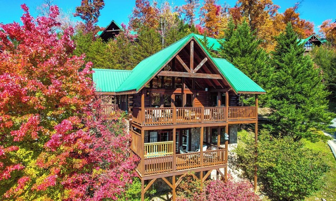 Black Bear Falls Cabina | Breathtaking Views, Luxury Cabin, Hot Tub & Near Top Attractions