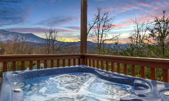 Black Bear Falls Cabina | Breathtaking views of the Smokies, 3 mins to Gatlinburg!!