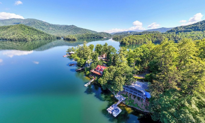Robbinsville Cabaña | Breathtaking views lakeside cottage