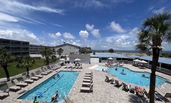 Tybee Island Condominio | ¡Disfruta del amanecer en este condominio de 2 dormitorios y 2 baños con impresionantes vistas!