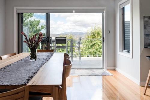 Trevallyn Casa | Breathtaking Views with Parking in Trevallyn